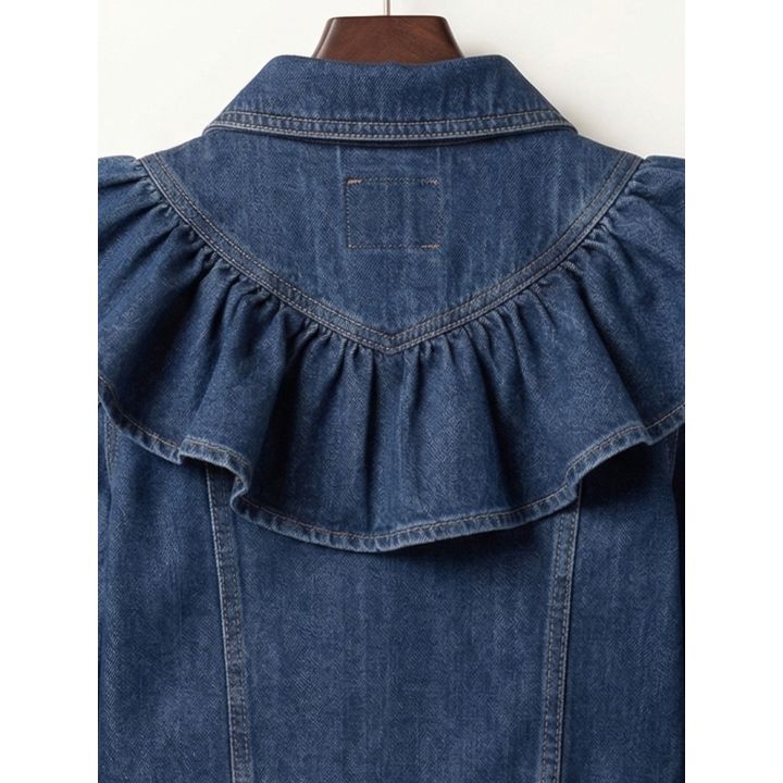 Dettaglio del volant sul retro della giacca di jeans