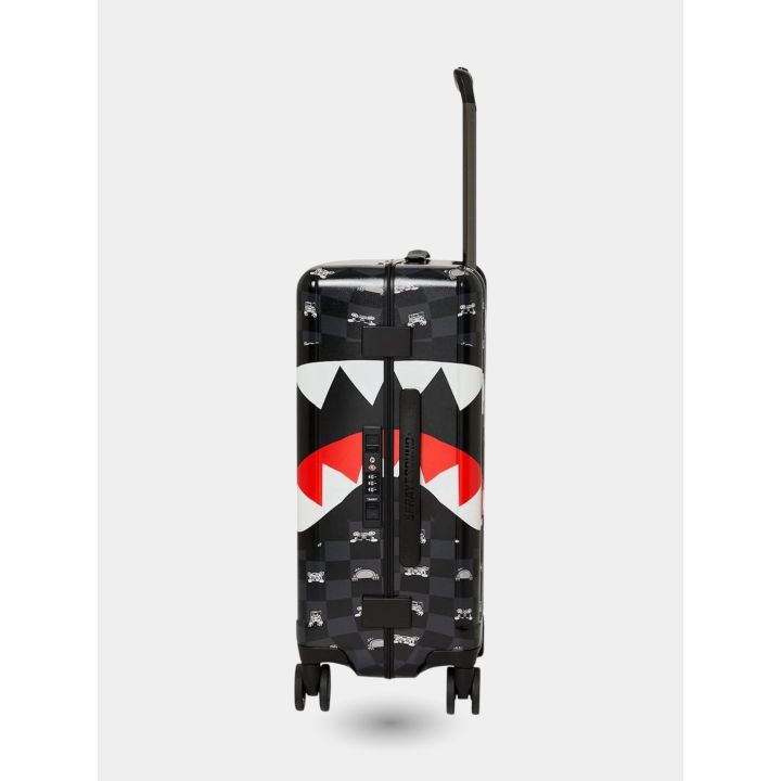 Trolley Sprayground visto di lato con la bocca di squalo bianca e rossa