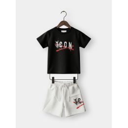 Completo ICON da bambino con t-shirt nera e short bianchi appesi