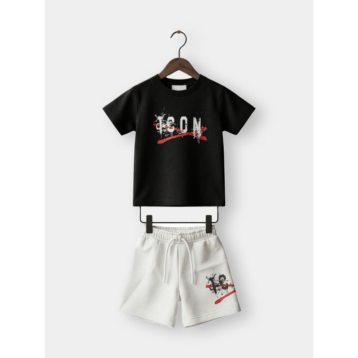 Completo ICON da bambino con t-shirt nera e short bianchi appesi