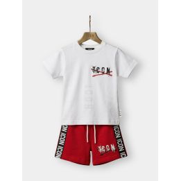 Completo ICON da bambino con t-shirt bianca e short rossi appesi