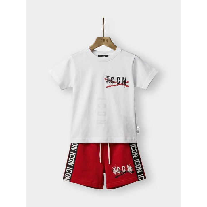 Completo ICON da bambino con t-shirt bianca e short rossi appesi