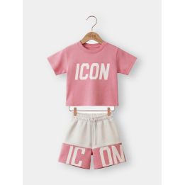 Completo ICON rosa da bambina con t-shirt e short appesi alle grucce