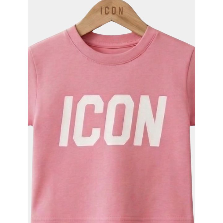 Dettaglio del logo ICON bianco sulla t-shirt rosa