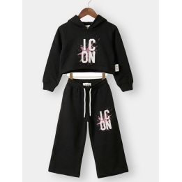 Tuta ICON nera da bambina con felpa crop e pantalone a gamba larga appesi
