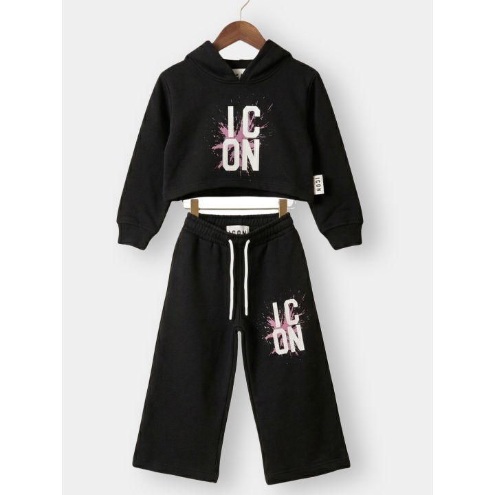 Tuta ICON nera da bambina con felpa crop e pantalone a gamba larga appesi