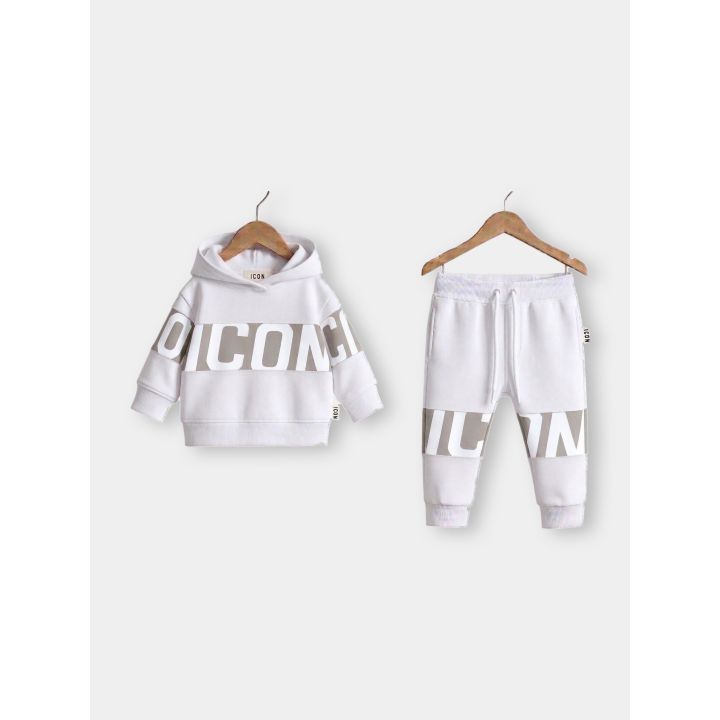 Felpa e pantalone della tuta ICON bianca appesi alle grucce