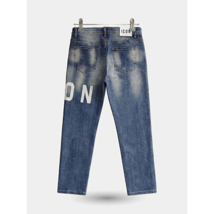 Retro dei jeans ICON blu con lettere ON bianche sulla gamba