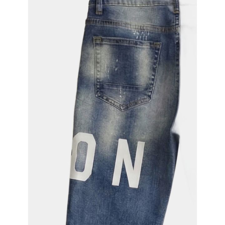 Dettaglio della tasca posteriore e delle lettere ON sul jeans blu