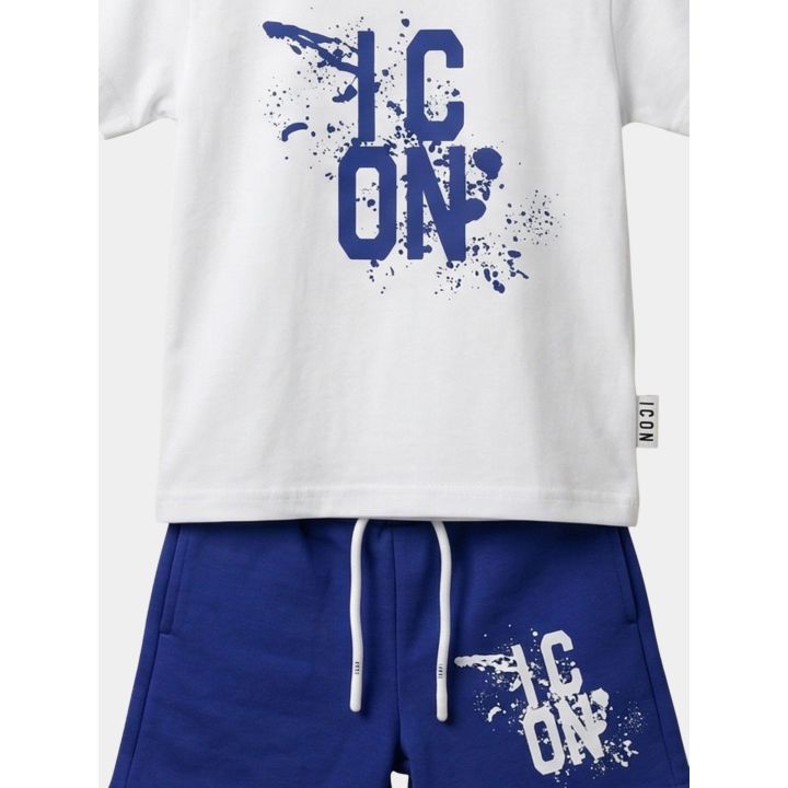Dettaglio del logo IC ON blu a schizzi sulla t-shirt e bianco sullo short