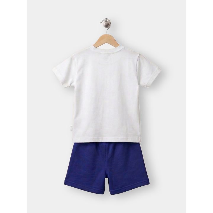 Retro del completo ICON con t-shirt bianca e short blu