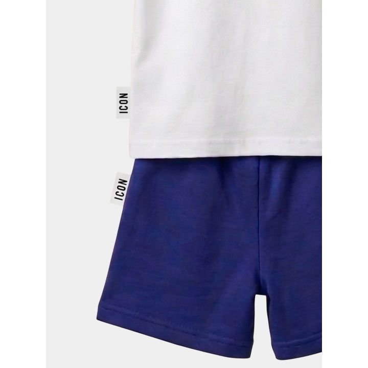 Dettaglio delle etichette ICON sul fianco della t-shirt e dello short
