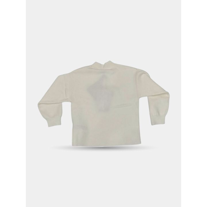 Retro della maglia bianca a manica lunga con collo alto