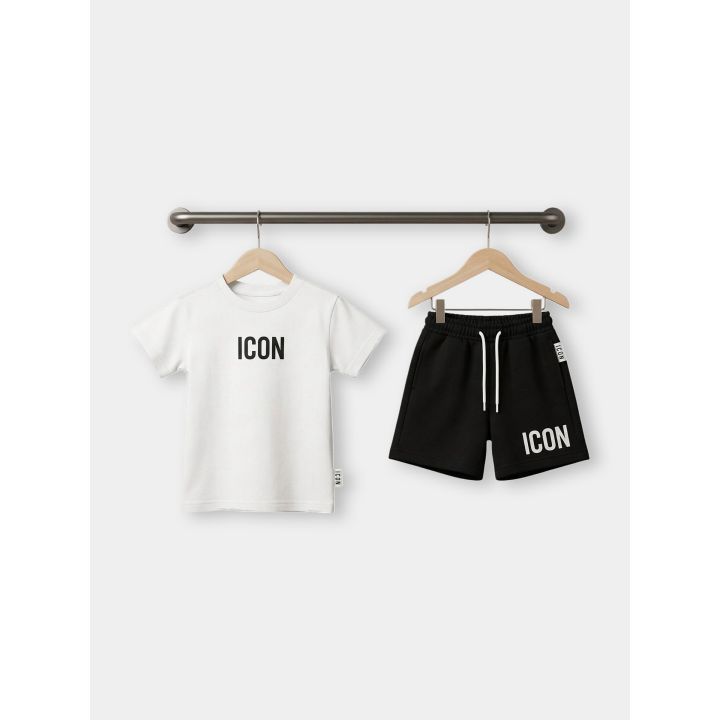 T-shirt bianca e short neri ICON appesi alle grucce