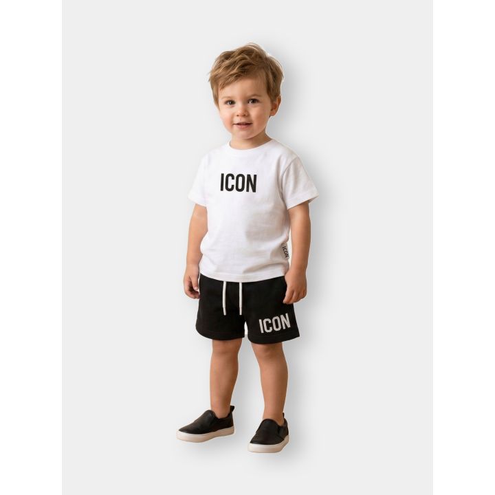 Completo ICON indossato da un bambino con t-shirt bianca e short neri
