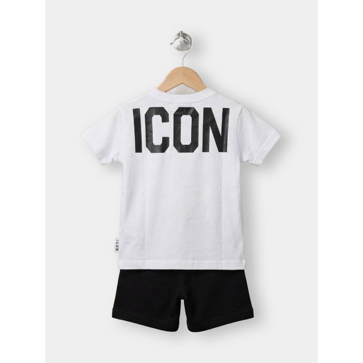 Retro della t-shirt ICON bianca con maxi logo nero e short neri