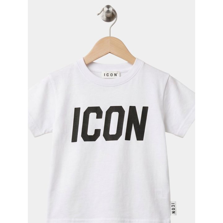 Dettaglio della t-shirt bianca ICON con logo nero sul petto