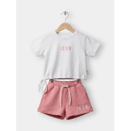 Completo ICON da bambina con t-shirt crop bianca e short rosa appesi