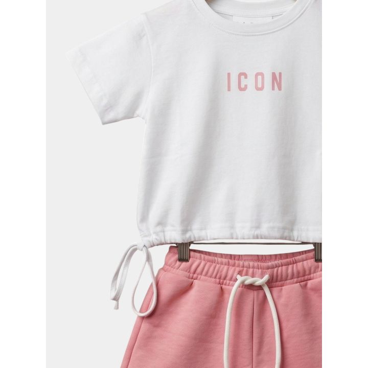 Dettaglio del logo ICON rosa e della coulisse sul fondo della t-shirt