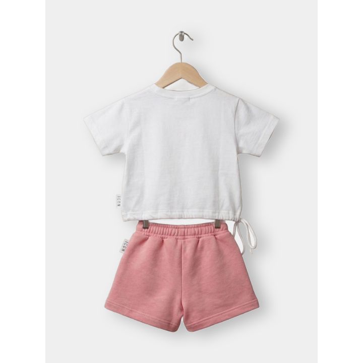 Retro del completo ICON con t-shirt bianca e short rosa