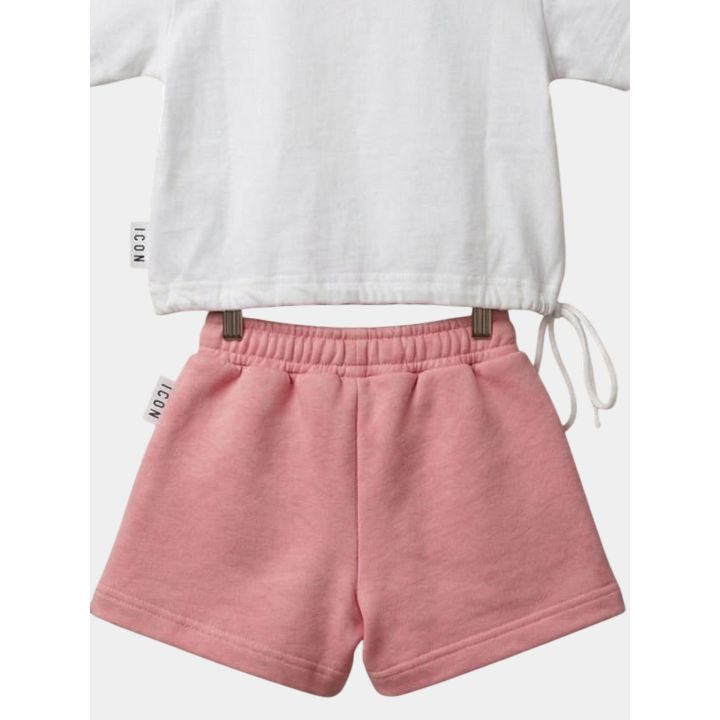 Dettaglio del retro degli short rosa e dell'etichetta logata