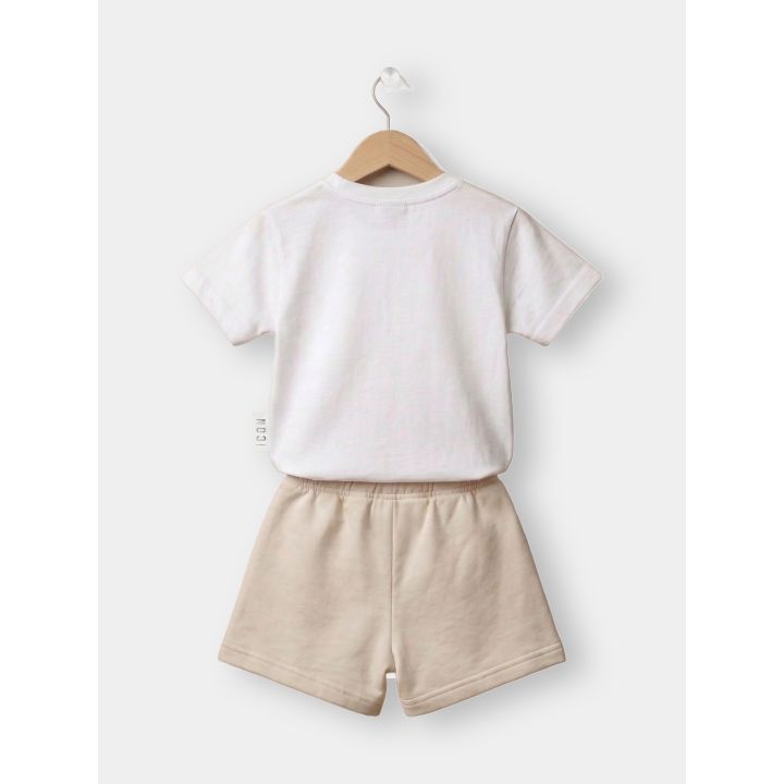 Retro del completo ICON con t-shirt bianca e short crema