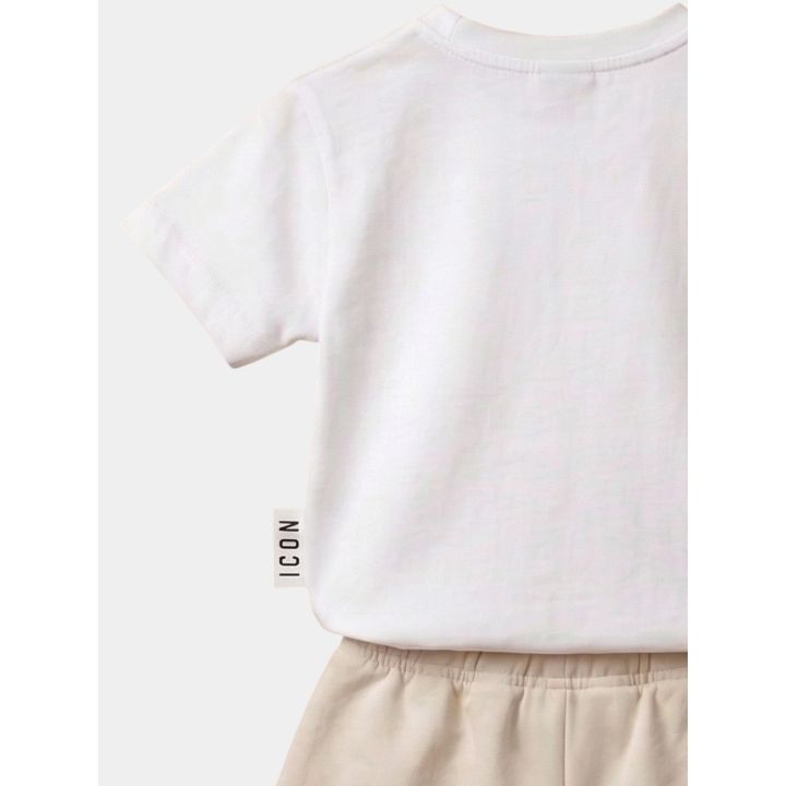 Dettaglio della manica della t-shirt bianca con etichetta ICON