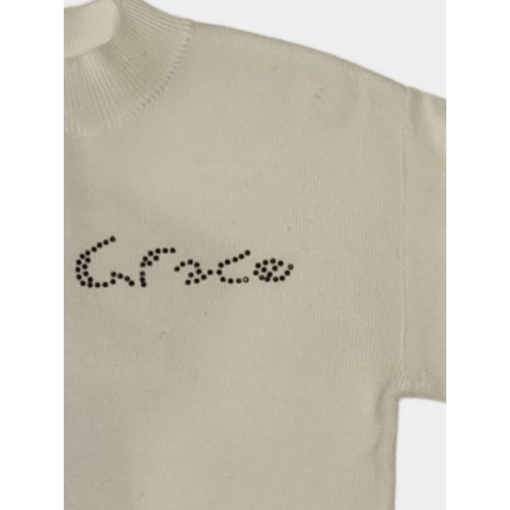 Dettaglio della scritta Grace e del collo alto della maglia