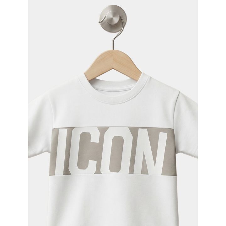 Dettaglio della fascia grigia con maxi logo ICON bianco sulla t-shirt