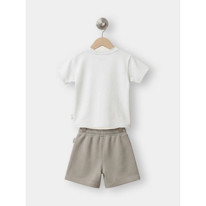Retro del completo ICON con t-shirt bianca e short color fango