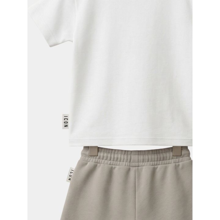 Dettaglio di fianco con le etichette ICON di t-shirt e short fango