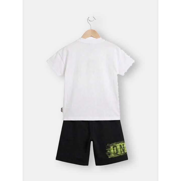 Retro del completo ICON con t-shirt bianca e short neri