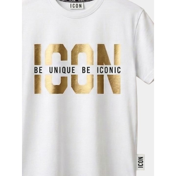 Dettaglio del logo ICON effetto oro con la scritta Be Unique Be Iconic
