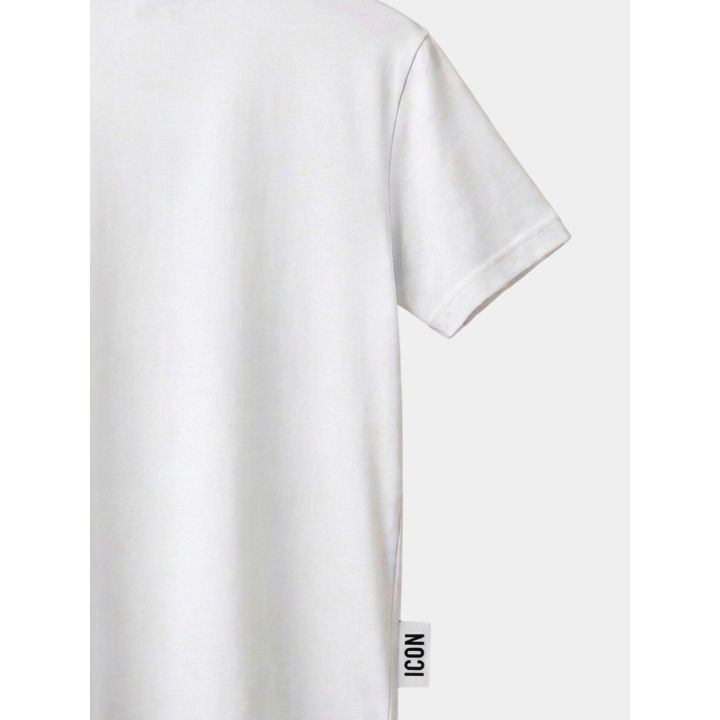 Dettaglio dell'etichetta logata sull'orlo laterale della t-shirt