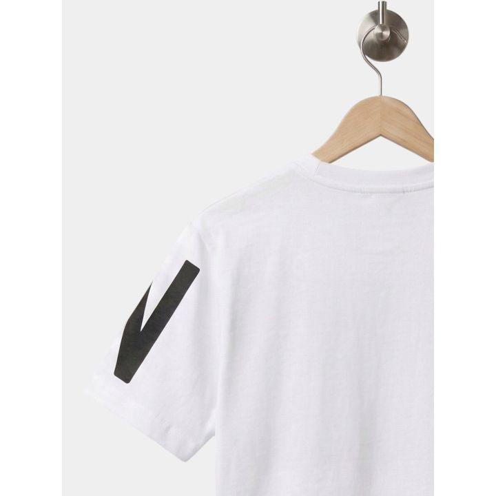 Dettaglio della lettera N stampata sulla manica della t-shirt bianca