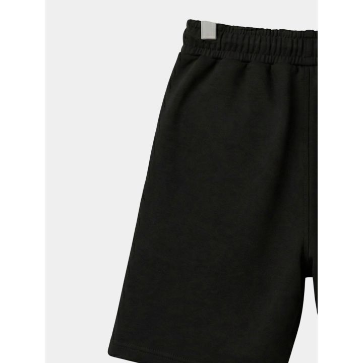 Dettaglio del fianco del bermuda nero con etichetta in vita
