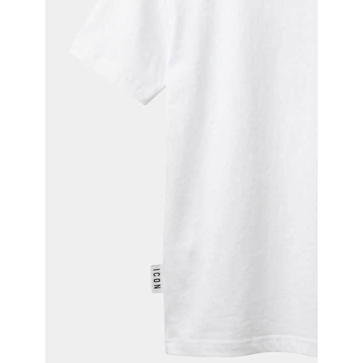 Dettaglio del fianco con l'etichetta logata della t-shirt bianca