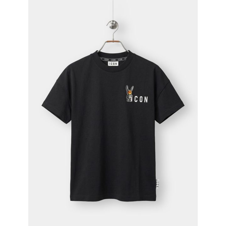 T-shirt ICON nera da ragazzo vista frontale con piccolo coniglio e logo