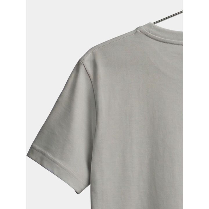 Dettaglio della spalla e della manica della t-shirt ICON grigia