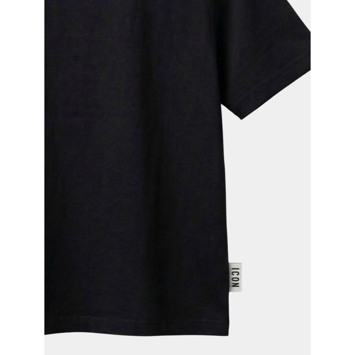 Dettaglio dell'etichetta verticale ICON sull'orlo della t-shirt nera