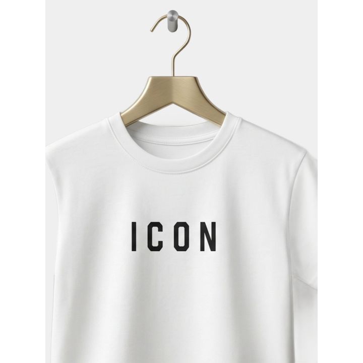 Dettaglio del logo ICON nero sul petto della t-shirt bianca