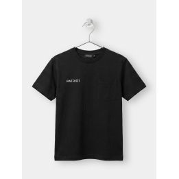 T-shirt Patriot nera su gruccia vista frontale con taschino e logo bianco