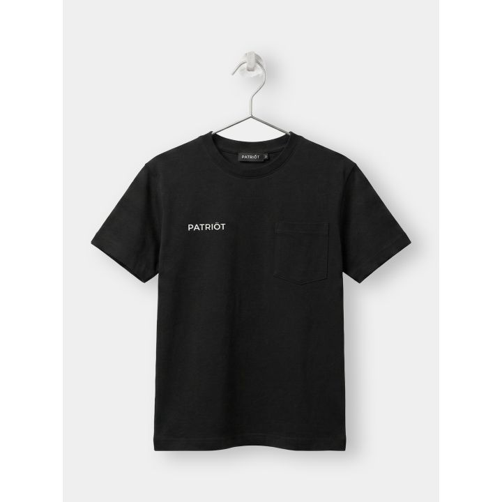 T-shirt Patriot nera su gruccia vista frontale con taschino e logo bianco