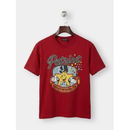 T-shirt Patriot rossa vista frontale con stella Hollywood e cappello a cilindro