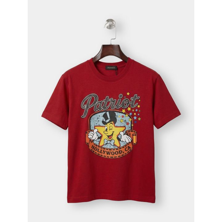 T-shirt Patriot rossa vista frontale con stella Hollywood e cappello a cilindro
