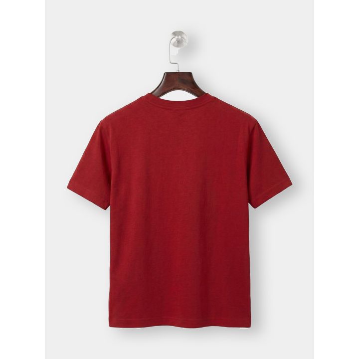 Retro liscio della t-shirt Patriot rossa su gruccia