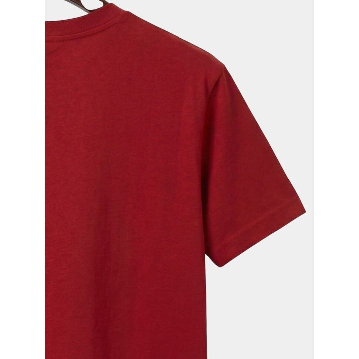Dettaglio della manica corta e della spalla della t-shirt rossa