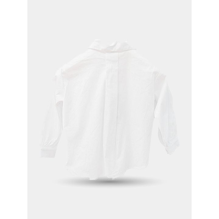 Retro della camicia bianca a manica lunga con orlo arrotondato