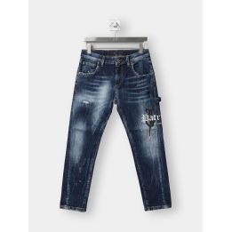 Jeans Patriot blu vista frontale con scritta gotica Patriot Milano sulla gamba