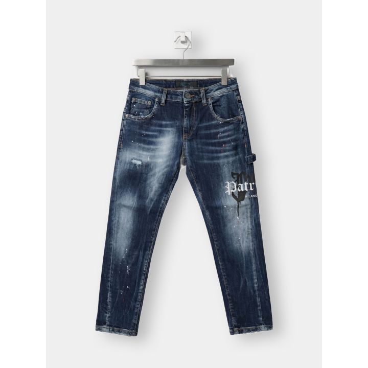 Jeans Patriot blu vista frontale con scritta gotica Patriot Milano sulla gamba